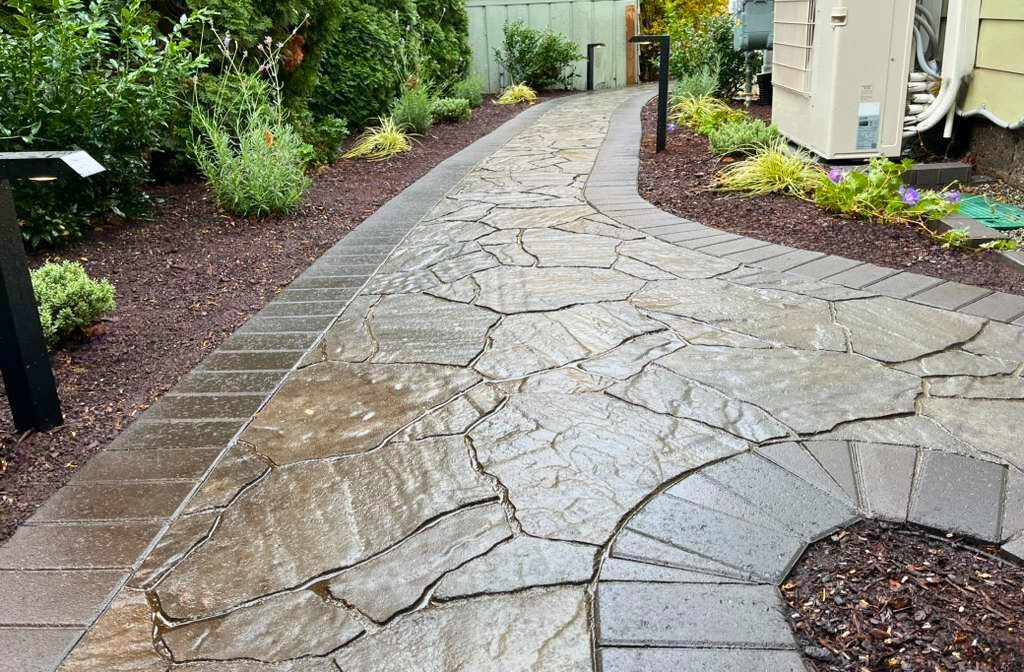 Curve pathway made of flagstone
