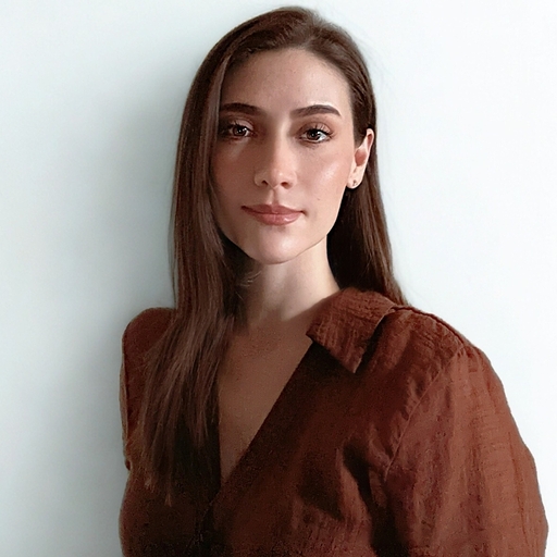 Profile photo of Alejandra, a red-haired woman looking at the front. 