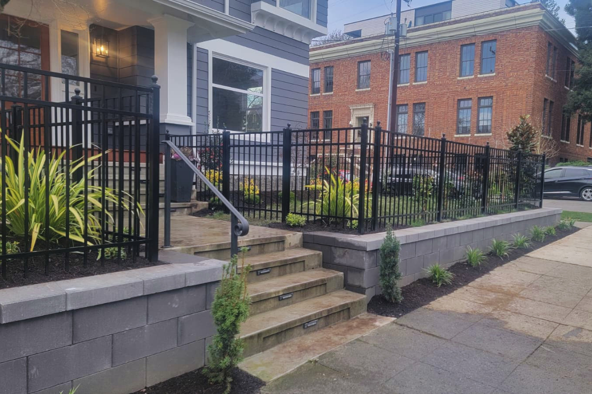 Aluminum fence in a seattle front yard