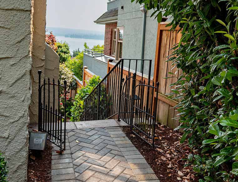 Aluminium Gate
An open design creates a welcoming transition between the street, front yard, garden, or outdoor living space.
