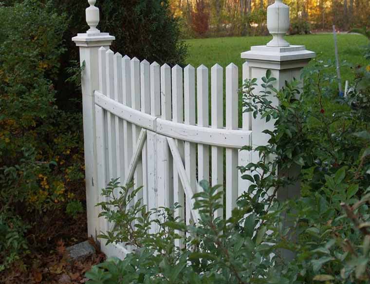 Wooden Picket Gate
A classic choice for front yards and garden boundaries, often used as an accent to a picket fence. 